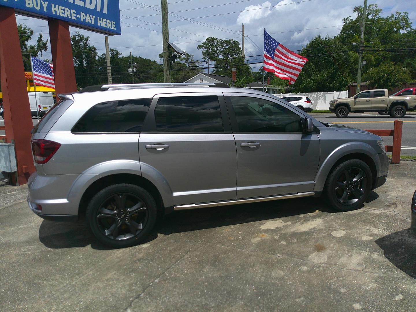 2018 GRAY DODGE JOURNEY CROSSROAD (3C4PDDGG3JT) , located at 1200 Cassat Avenue, Jacksonville, FL, 32205, (904) 695-1885, 30.302404, -81.731033 - Photo#4